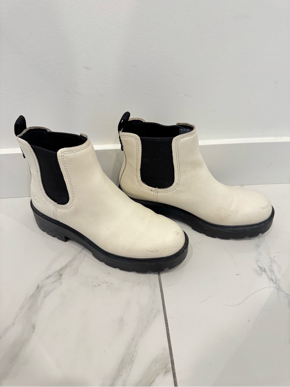 UGG Women White Leather Chelsea Boots with Black Elastic